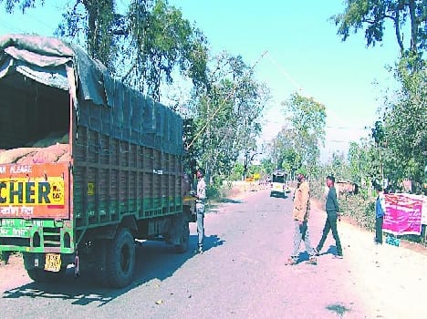 Banbasa barrier imposed by the district panchayat, introduced tax recovery